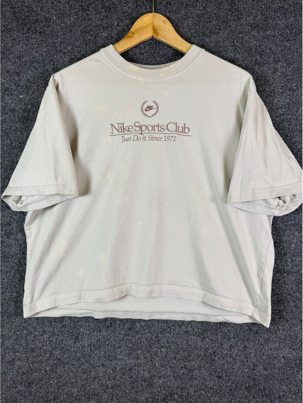 Nike Sports Club Shirt Mens Cream Beige Embroidered Spellout Cropped Graphic Tee